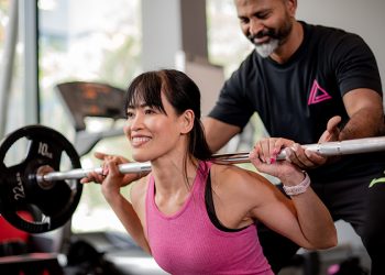 Group vs Personal Training: Why Fitness Trainers in Singapore Offer Hybrid Solutions